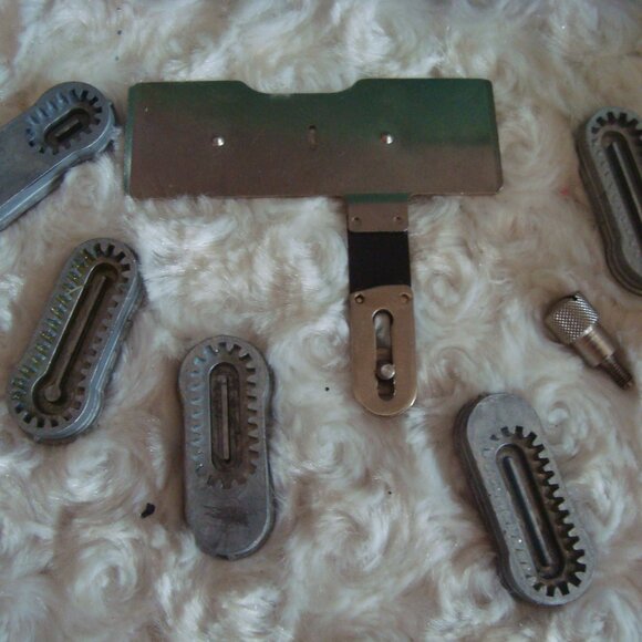 Vintage Singer Buttonholer Attachment with Case and Manual - Picture 4 of 7